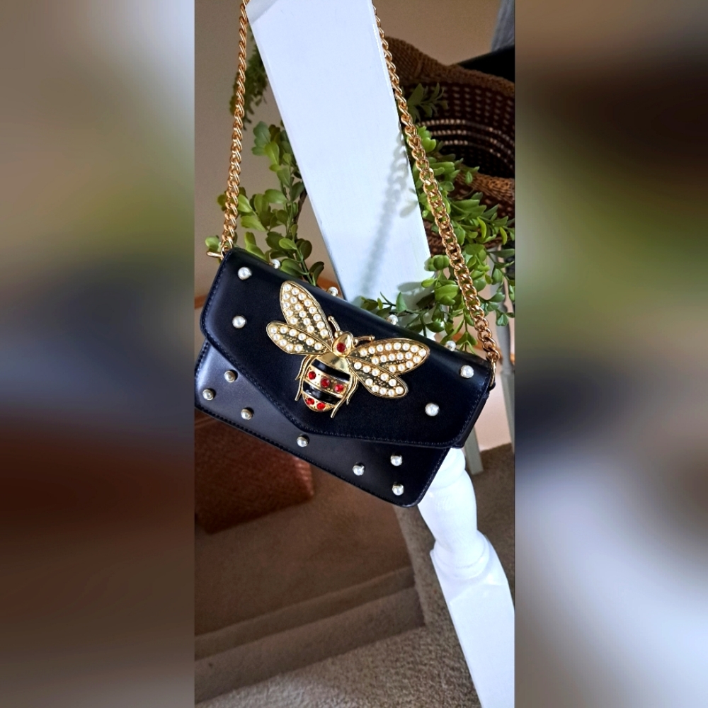 (Bougie Queen Bee Clutch Purse)